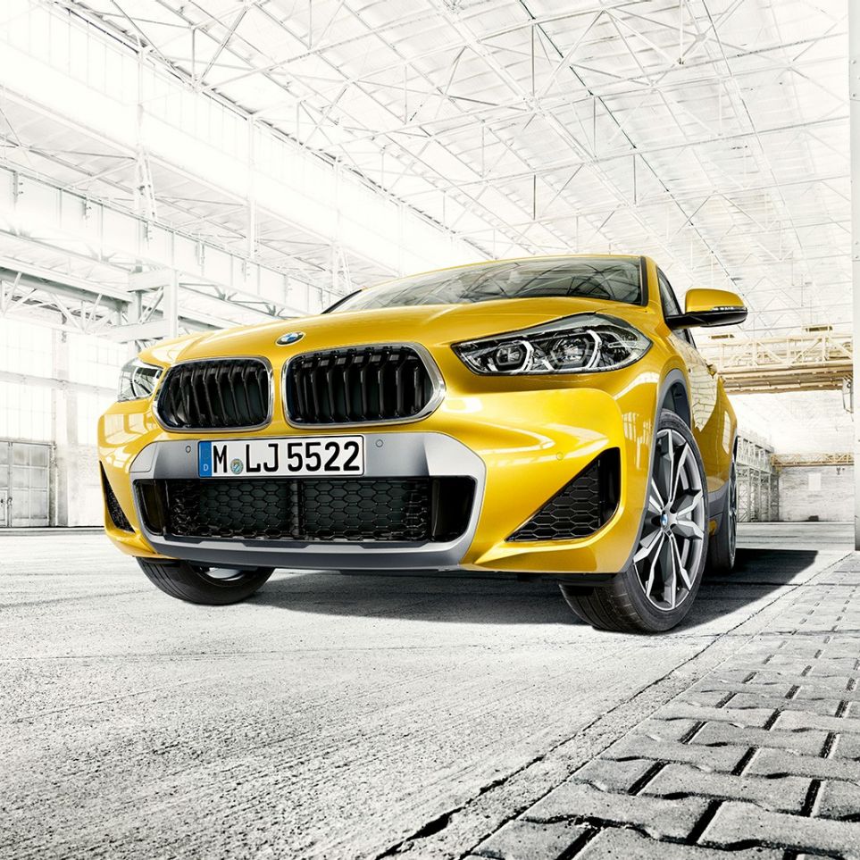 Dobbelgrill BMW X2 F39 BMW X2 2018 F39 Galvanisert gull metallic, sett forfra, dobbelgrill