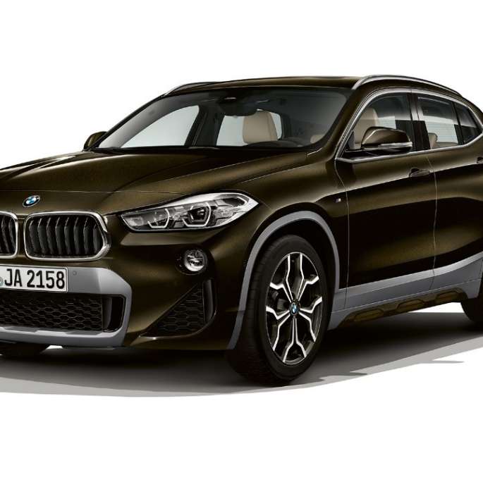 Sett skrått forfra BMW X2 sDrive20i Modell M Sport X BMW X2 sDrive20i Modell M Sport X 2018 F39 Sparkling storm med briljanteffekt, sett skrått forfra