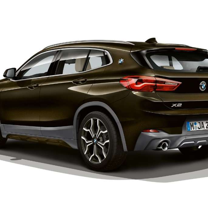 Sett skrått forfra BMW X2 sDrive20i Modell M Sport X BMW X2 sDrive20i Modell M Sport X 2018 F39 Sparkling Storm med briljanteffekt, sett skrått forfra