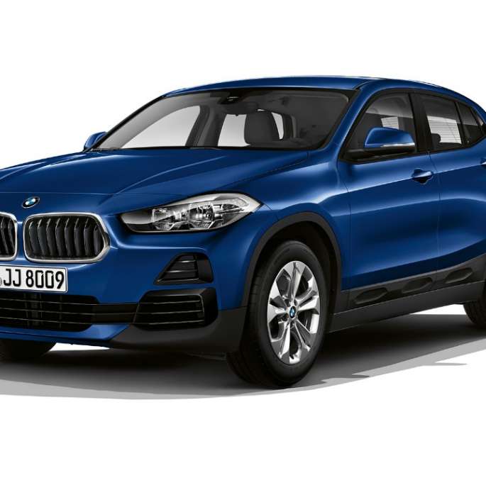Sett skrått forfra BMW sDrive20i Modell Advantage BMW X2 sDrive20i Modell Advantage 2018 F39 Middelhavsblå metallic, sett skrått forfra