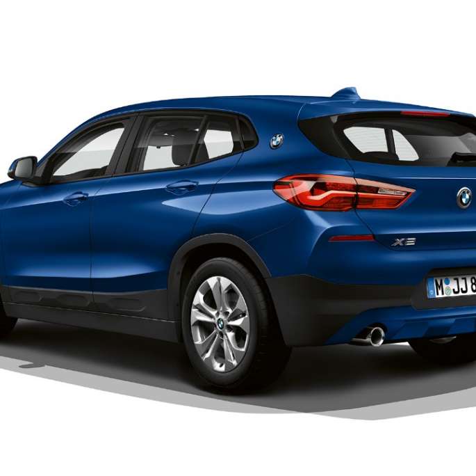 Sett skrått bakfra BMW X2 sDrive20i Modell Advantage BMW X2 sDrive20i Modell Advantage 2018 F39 Middelhavsblå metallic, sett skrått bakfra