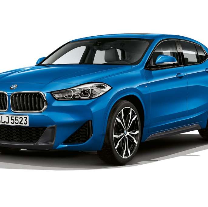 Sett skrått forfra BMW X2 sDrive20i Modell M Sport BMW X2 sDrive20i Modell M Sport 2018 F39 Misano blå metallic, sett skrått forfra