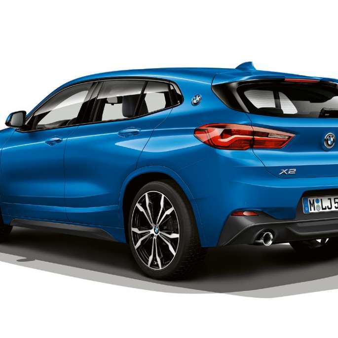 Sett skrått fra siden BMW X2 sDrive20i Modell M Sport BMW X2 sDrive20i Modell M Sport 2018 F39 Misano blå metallic, sett skrått fra siden