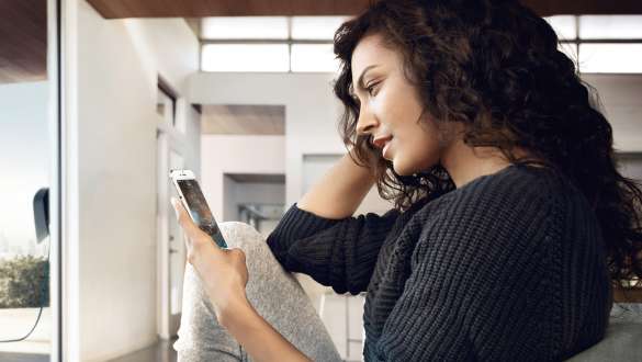 Dame bruker BMW Connected App Dame bruker eDrive Remote Services med BMW Connected App