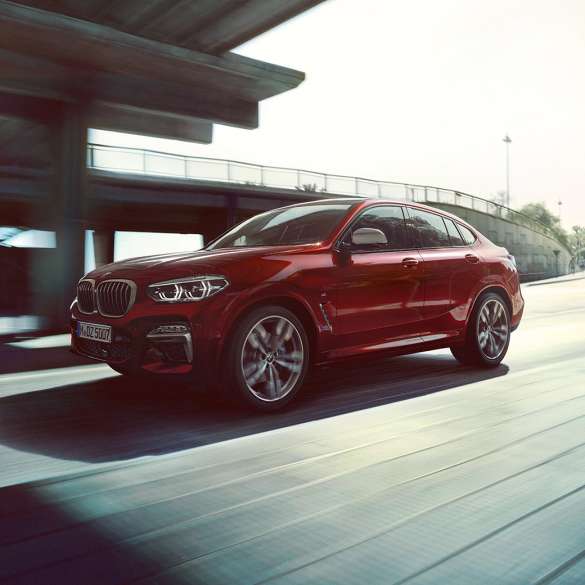 Dynamisk front BMW X4 BMW X4 M40i G02 2018 Flamencorød med briljanteffekt rød Sett skrått forfra