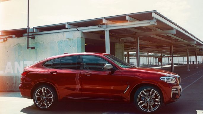 Sportslig silhuett BMW X4 Sportslig silhuett BMW X4 M40i G02 2018 Flamencorød med briljanteffekt rød Sett fra siden