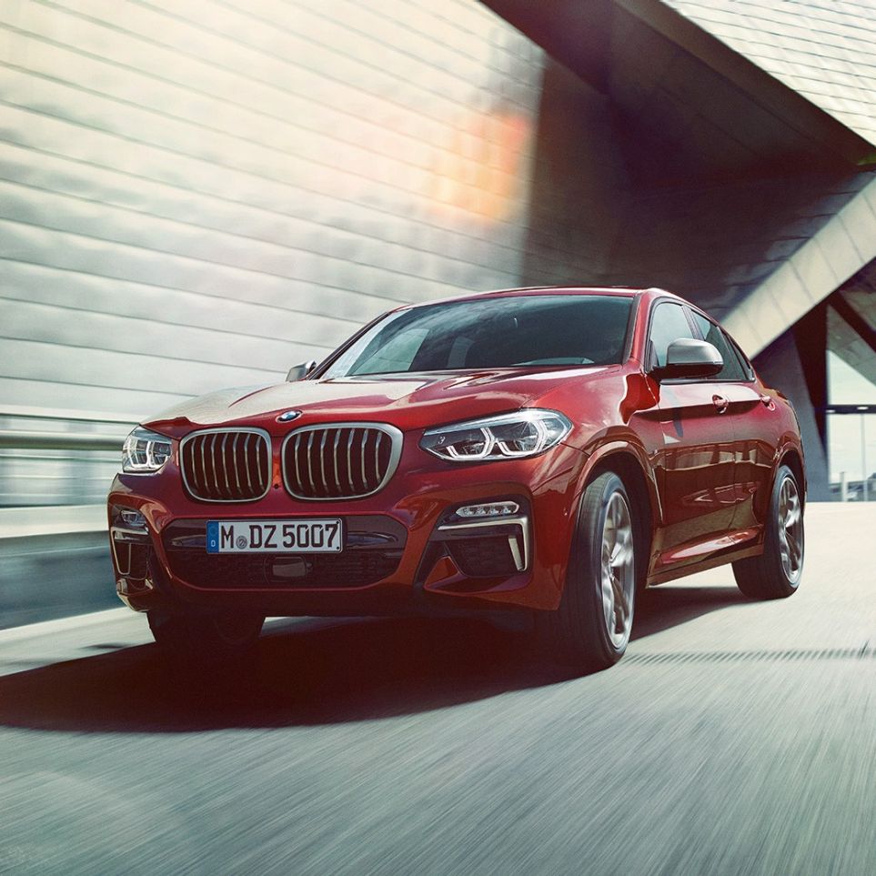 Sett skrått forfra BMW X4 BMW X4 M40i G02 2018 Flamencorød med briljanteffekt rød Sett skrått forfra
