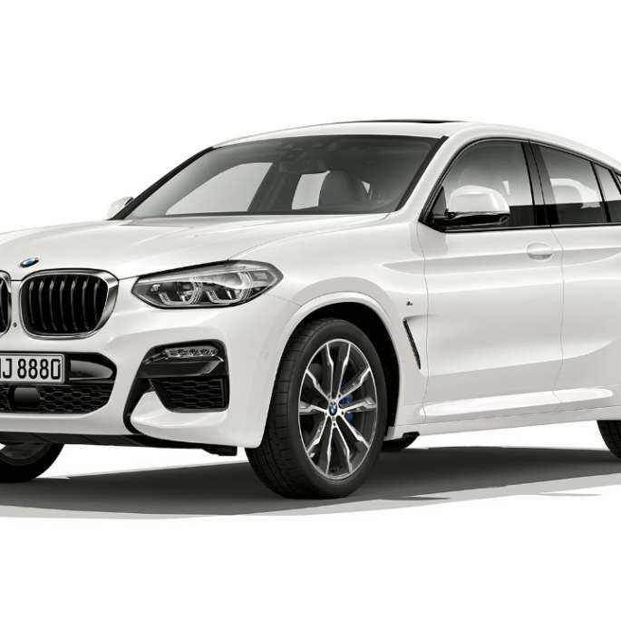 Sett skrått forfra BMW X4 Modell M Sport BMW X4 xDrive30i Modell M Sport G02 2018 Alpinhvit Sett skrått forfra