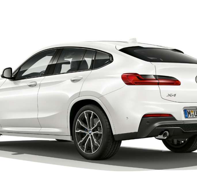 Sett skrått bakfra BMW X4 Modell M Sport BMW X4 xDrive30i Modell M Sport G02 2018 Alpinhvit Sett skrått bakfra
