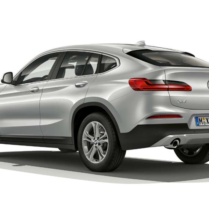 Sett skrått bakfra BMW X4 Modell Advantage BMW X4 xDrive20d Modell Advantage G02 2018 Glaciersølv Sett skrått bakfra