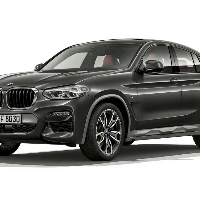 Sett skrått forfra BMW X4 Modell M Sport X BMW X4 xDrive30i Modell M Sport X G02 2018 Sofistogrå med briljanteffekt Sett skrått forfra