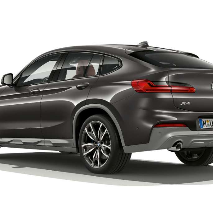 Sett skrått bakfra BMW X4 Modell M Sport X BMW X4 xDrive30i Modell M Sport X G02 2018 Sofistogrå med briljanteffekt Sett skrått bakfra