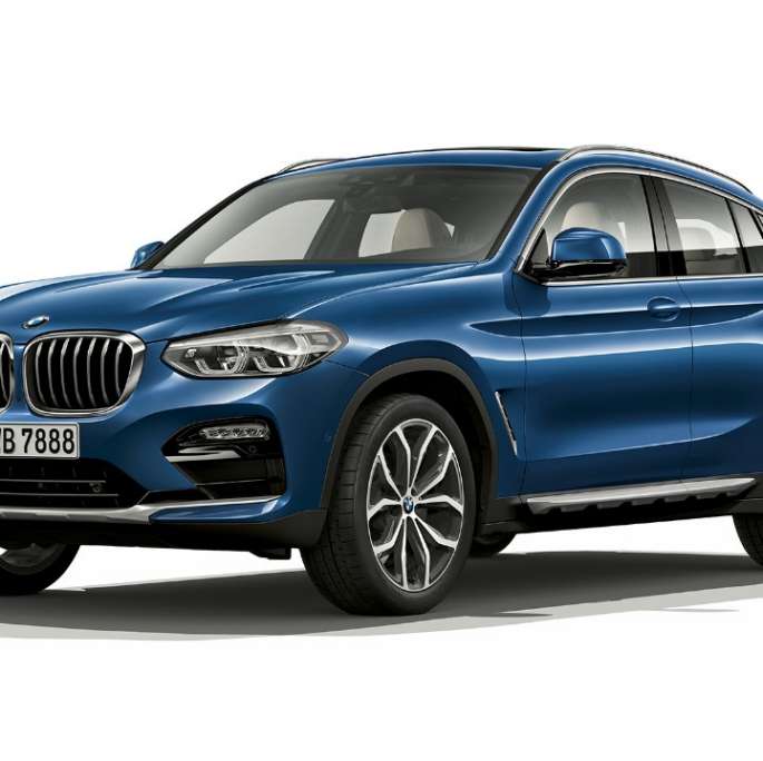 Sett skrått forfra BMW X4 Modell xLine BMW X4 xDrive20d Modell xLine G02 2018 Phytonicblå Sett skrått forfra