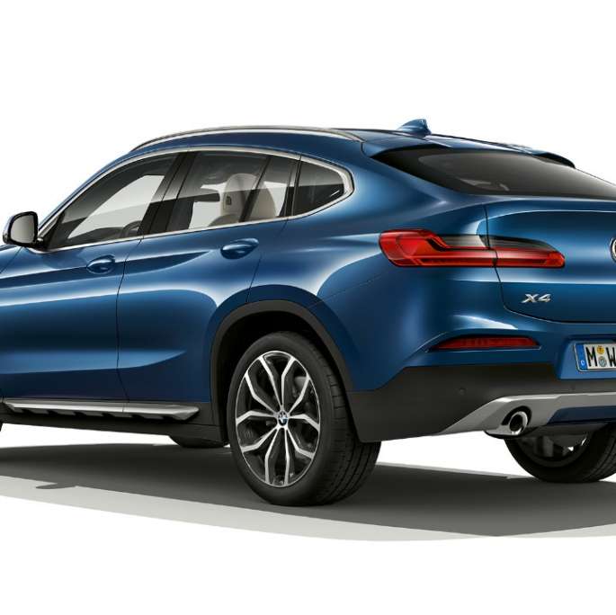 Sett skrått bakfra BMW X4 Modell xLine BMW X4 xDrive20d Modell xLine G02 2018 Phytonicblå Sett skrått bakfra