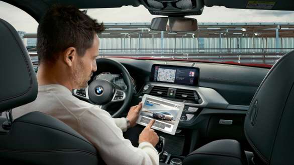 Wi-Fi-hotspot BMW X4 Wi-Fi-hotspot BMW X4 G02 2018 mann bruker nettbrett i sin BMW
