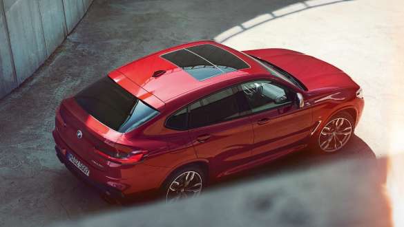 BMW X4 sett ovenfra BMW X4 M40i G02 2018 Flamencorød med briljanteffekt sett ovenfra