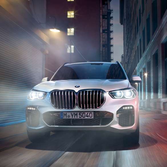 BMW X5 sett forfra BMW X5 G05 2018 Mineralhvit sett forfra