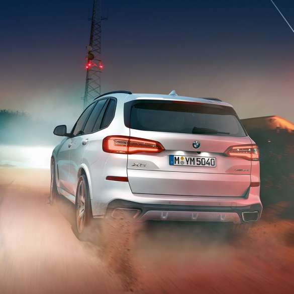 BMW X5 xDrive40i sett bakfra BMW X5 xDrive40i G05 2018 Mineralhvit metallic sett bakfra