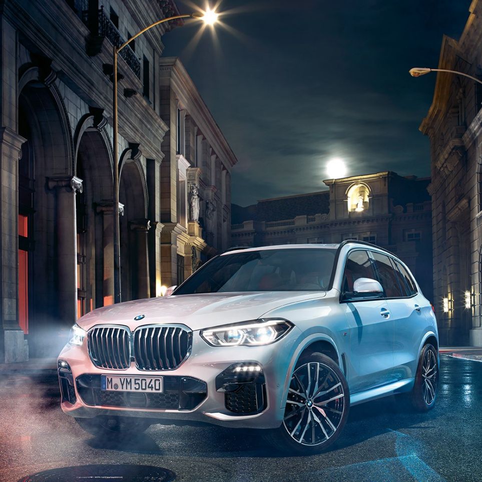 BMW X5 sett skrått forfra BMW X5 G05 2018 Mineralhvit metallic sett skrått forfra stående om natten