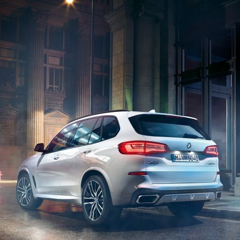 BMW X5 xDrive40i - sett skrått bakfra BMW X5 xDrive40i G05 2018 Mineralhvit metallic - sett skrått bakfra