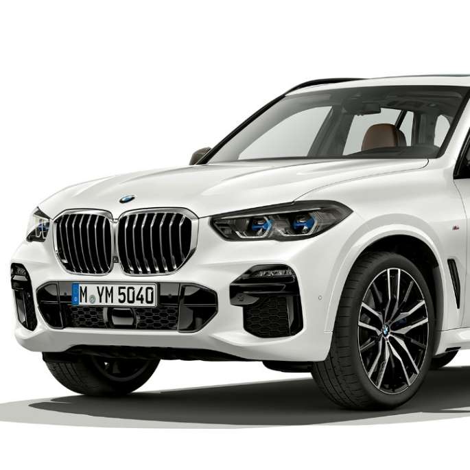 Modell M Sport BMW X5 xDrive40i sett skrått forfra Modell M Sport BMW X5 xDrive40i G05 2018 Mineralhvit metallic sett skrått forfra