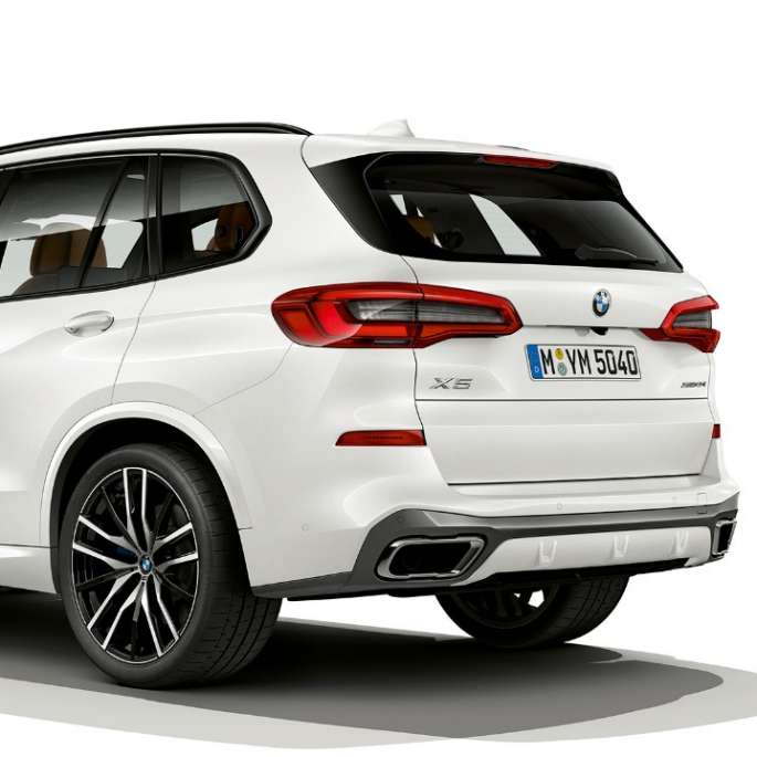 Modell M Sport BMW X5 xDrive40i sett skrått bakfra Modell M Sport BMW X5 xDrive40i G05 2018 Mineralhvit metallic sett skrått bakfra