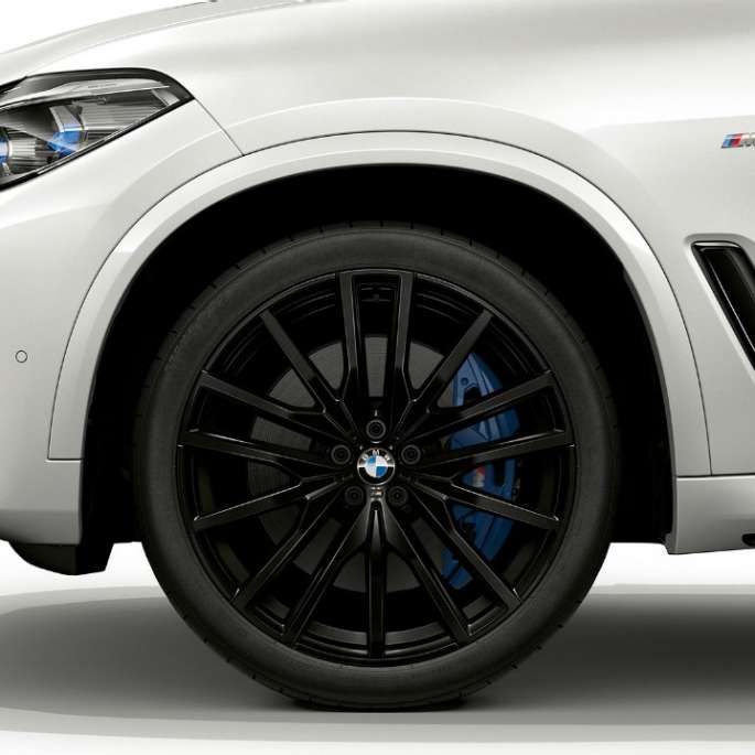 Modell M Sport BMW X5 xDrive40i sett fra siden foran med felg Modell M Sport BMW X5 xDrive40i G05 2018 Mineralhvit metallic sett fra siden foran med felg