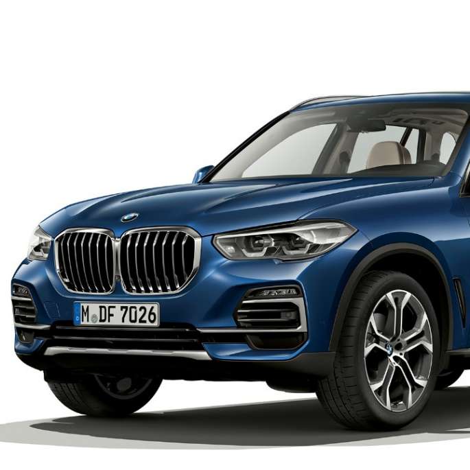 Modell xLine BMW X5 xDrive40i sett skrått forfra Modell xLine BMW X5 xDrive40i G05 2018 Phytonicblå metallic - sett skrått forfra