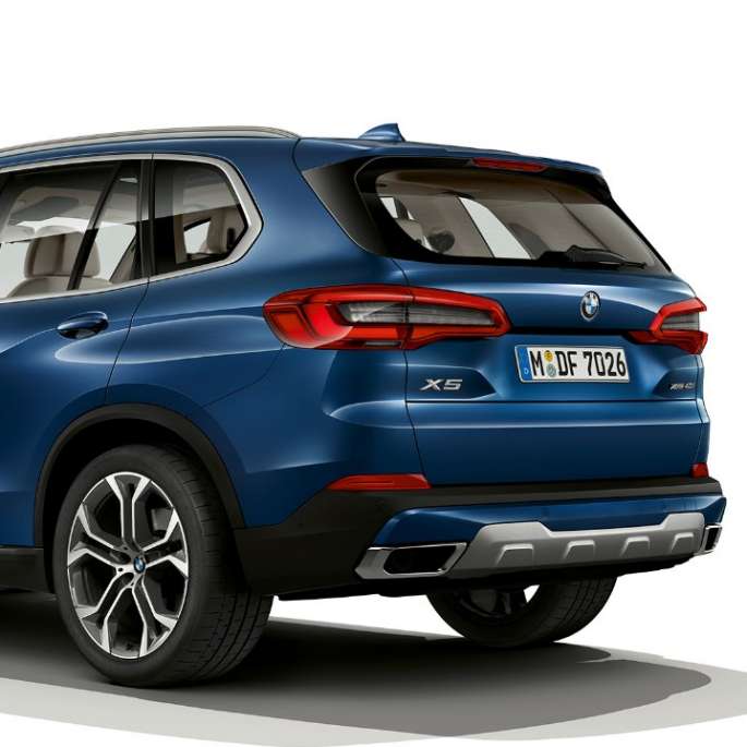 Modell xLine BMW X5 xDrive40i sett skrått bakfra Modell xLine BMW X5 xDrive40i G05 2018 Phytonicblå metallic - sett skrått bakfra