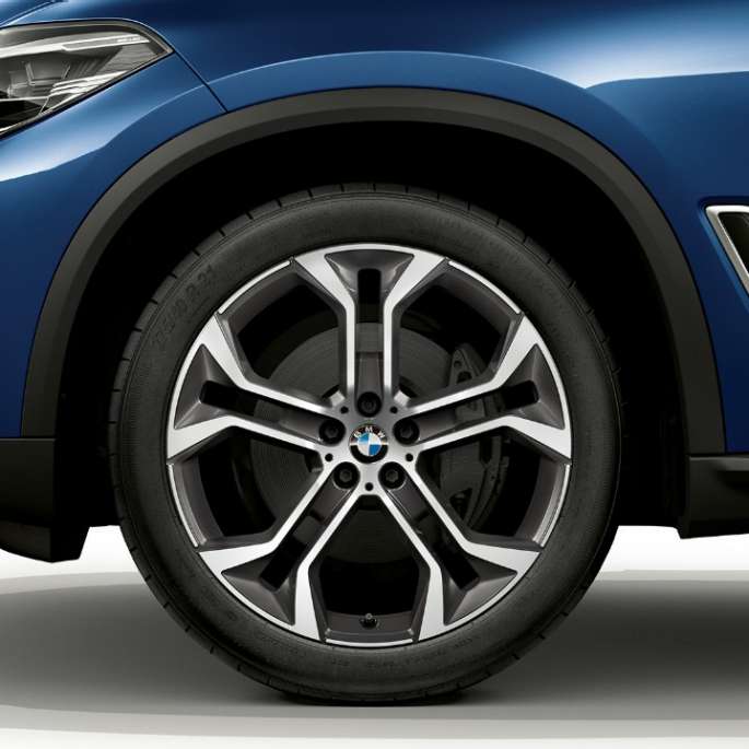 Modell xLine BMW X5 xDrive40i sett fra siden foran med felg Modell xLine BMW X5 xDrive40i G05 2018 Phytonicblå metallic - sett fra siden foran med felg