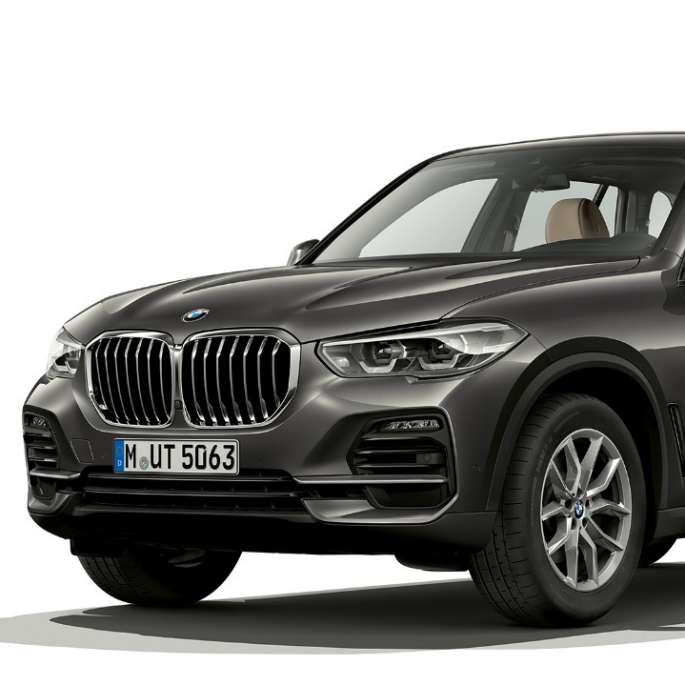 Basismodell BMW X5 xDrive30d sett skrått forfra Basismodell BMW X5 xDrive30d G05 2018 Sofistogrå metallic med briljanteffekt sett skrått forfra