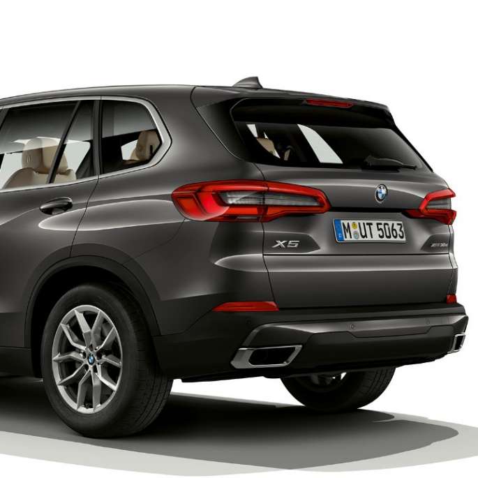 Basismodell BMW X5 xDrive30d sett skrått bakfra Basismodell BMW X5 xDrive30d G05 2018 Sofistogrå metallic med briljanteffekt sett skrått bakfra