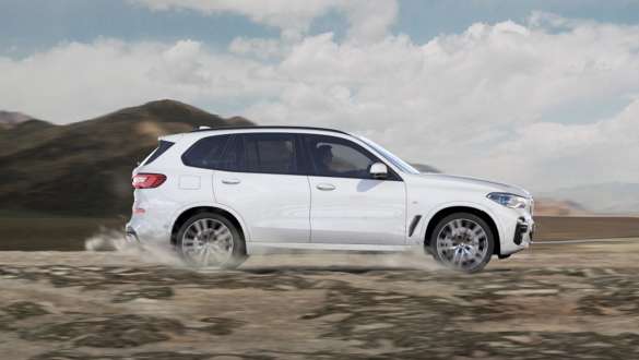 Kjøremodus xGravel BMW X5 Kjøremodus xGravel BMW X5 G05 2018 Mineralhvit metallic sett fra siden kjørende på løs, steinete underlag