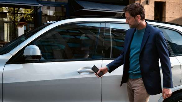 Digital nøkkel BMW X5 Mann åpner BMW X5 med smarttelefon og Digital nøkkel G05 2018