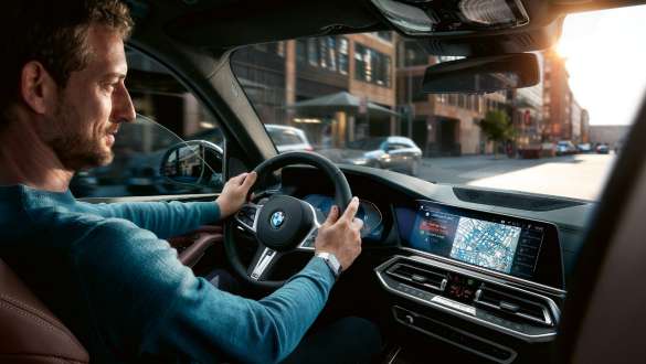 Connected-navigasjon BMW X5 BMW X5 G05 2018 Interiør Sjåfør bruker Connected-navigasjon