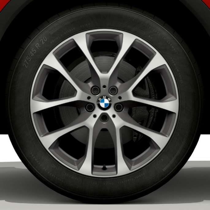 BMW X6 med BMW xLine, lettmetallfelg. BMW X6 med BMW xLine med fokus på lettmetallfelg.
