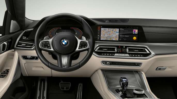 BMW X6 med M sportspakke, cockpit. BMW X6 interiør med M sportspakke med fokus på cockpit.