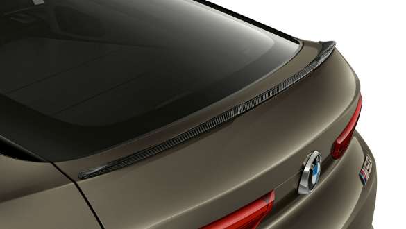 M Carbon-hekkspoiler. BMW X6 med nærbilde på M Carbon-hekkspoiler.