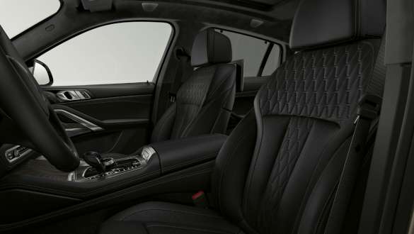 BMW X6 sportsseter. BMW X6 interiør med fokus på sportsseter.