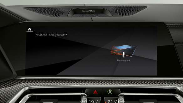 Head-Up-display med BMW Intelligent Personal Assistant. BMW X6 cockpit med fokus på BMW Intelligent Personal Assistant i Head-Up-displayet.