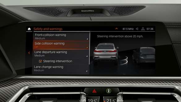 Head-Up-display med Driving Assistant Professional. BMW X6 cockpit med fokus på Driving Assistant Professional i Head-Up-displayet.