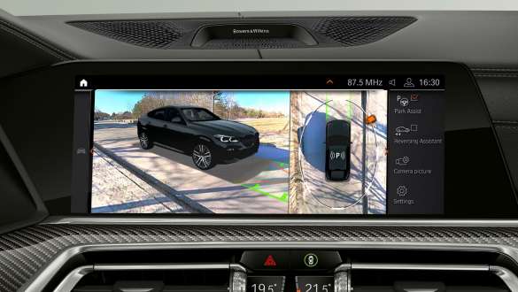 Head-Up-display med Parking Assistant Plus. BMW X6 cockpit med fokus på Parking Assistant Plus i Head-Up-displayet.