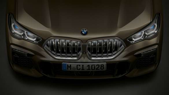 BMW X6 front. Nærbilde BMW X6 front med BMW-grill "Iconic Glow" fra fugleperspektiv.
