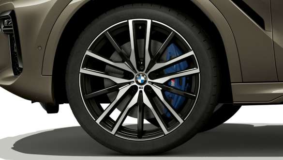 BMW X6 med fokus på lettmetallfelg. BMW X6 eksteriør med fokus på lettmetallfelg.