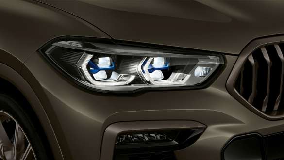 BMW laserlys. Nærbilde av BMW X6 med fokus på laserlyset.