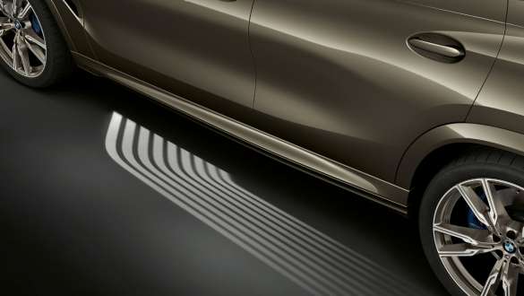 BMW Welcome Light Carpet. BMW X6 sett fra siden med fokus på Welcome Light Carpet.