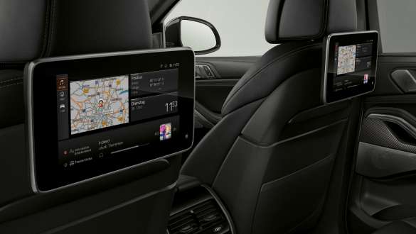 Entertainment-system Professional for baksetet. Nærbilde av BMW-interiøret med fokus på entertainmentsystem Professional for baksetet.