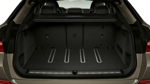 Bagasjeromspakke i BMW X6. Nærbilde av bagasjeromspakken i BMW X6.