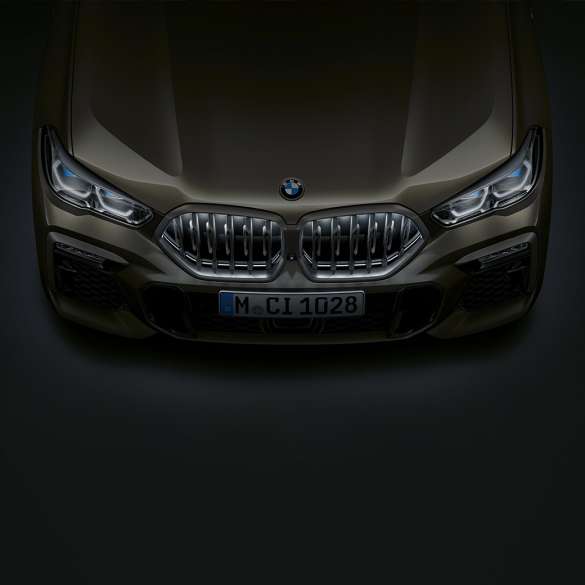 BMW X6 front. Nærbilde BMW X6 front med BMW-grill "Iconic Glow" fra fugleperspektiv.