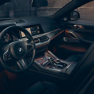 Cockpit med fokus på 12,3“ displayer. BMW X6 cockpit med fokus på 12,3“ displayer.